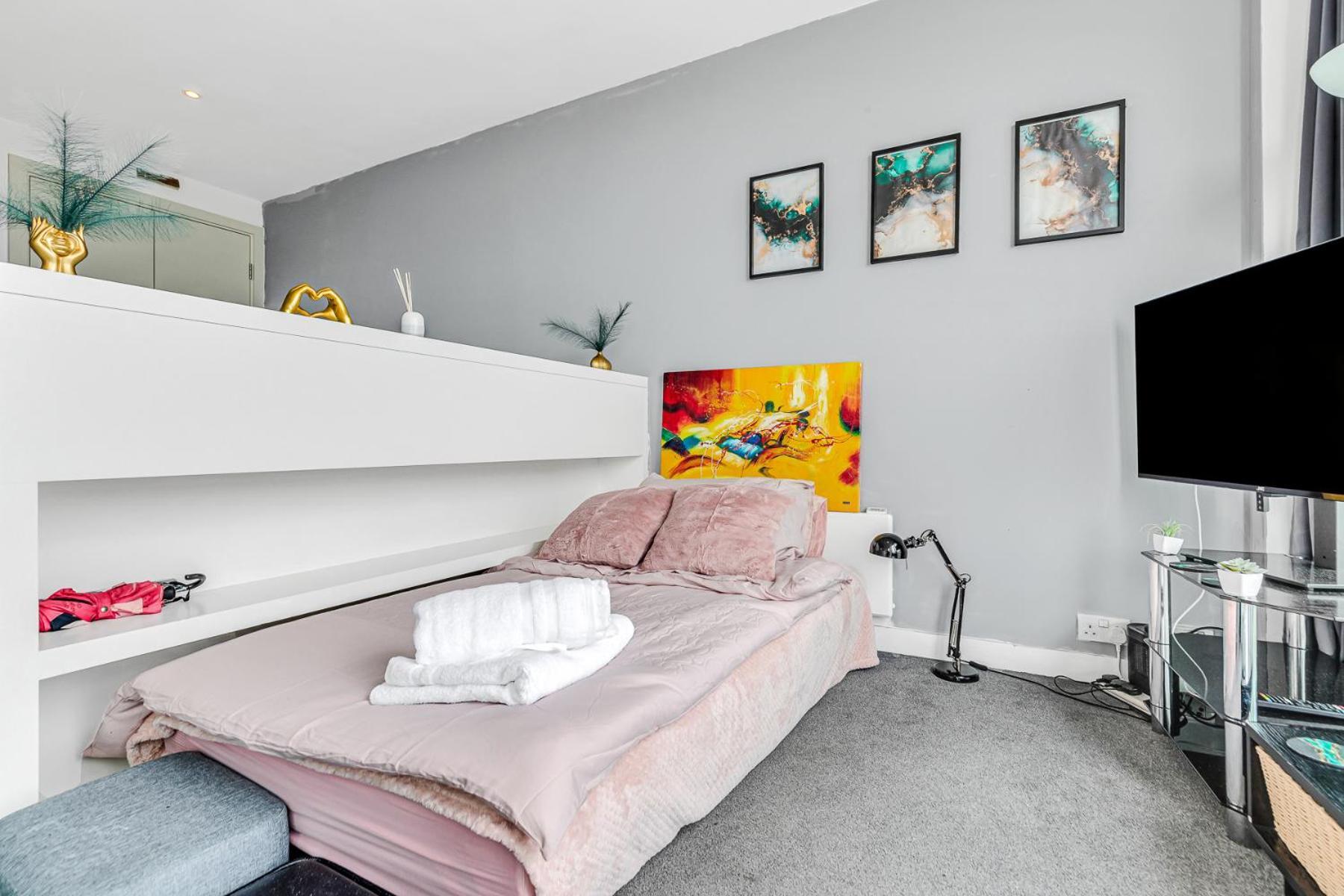 2-bed At The Heart Of Center Apartment *
