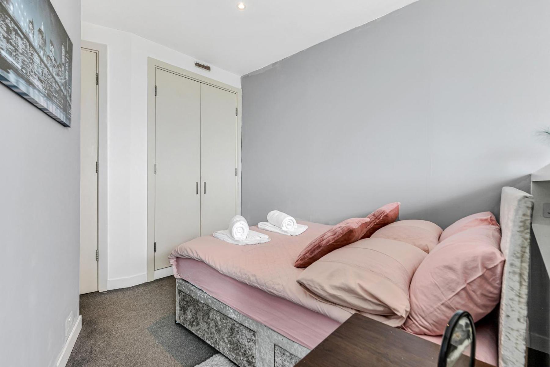 2-bed At The Heart Of Center *